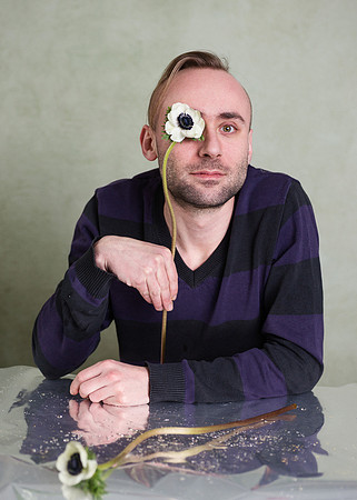 Portret mężczyzny z anemonem