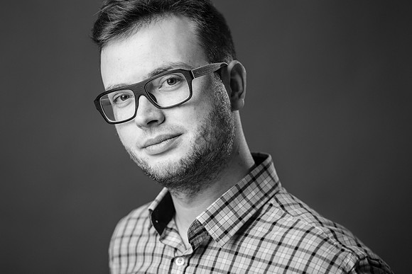 Portret młodego architekta w okularach